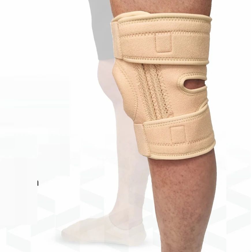 Beige Kniebandage mit VITALIC Logo. Klettverschlüsse und Öffnung für die Kniescheibe.