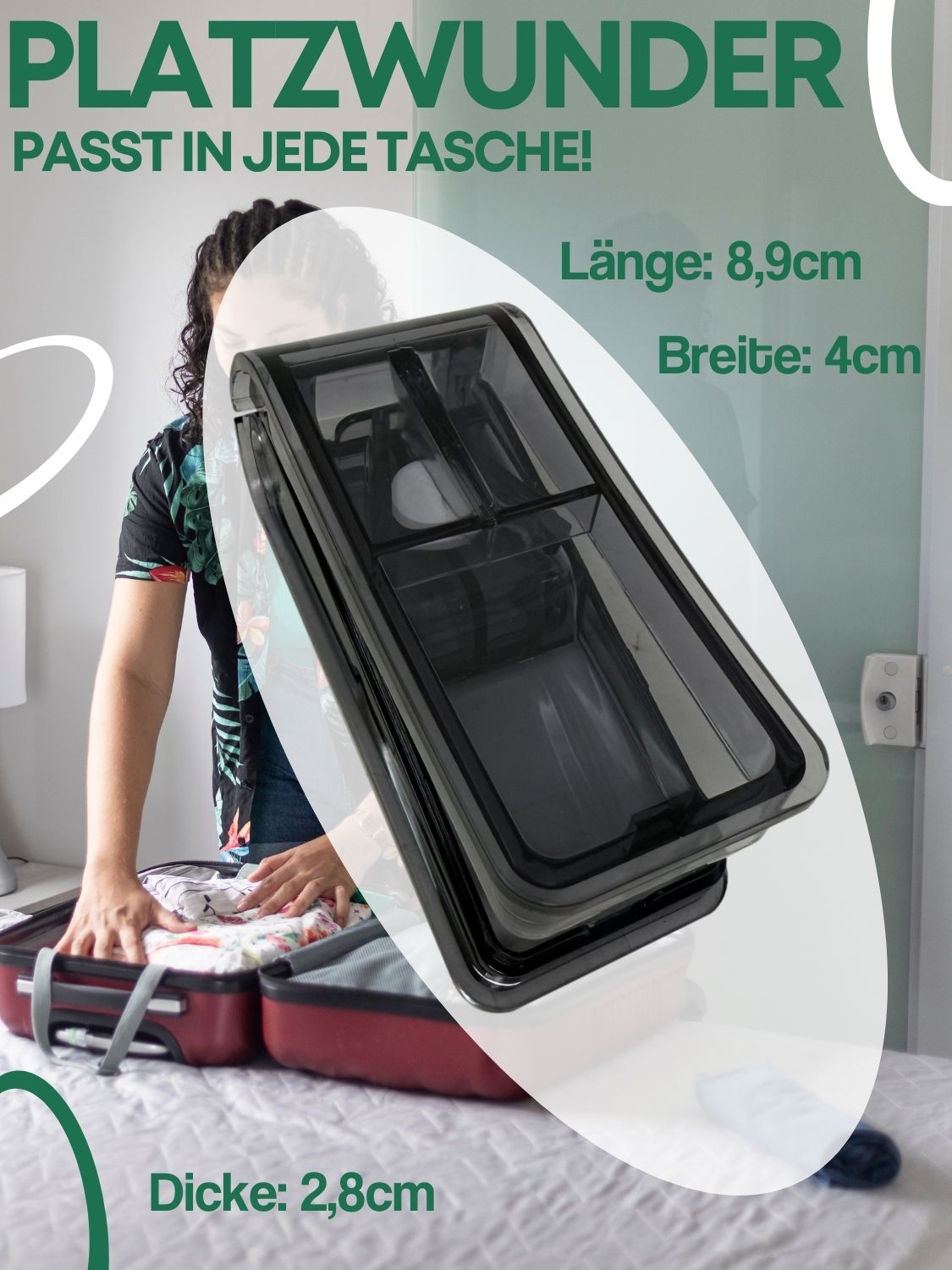 Schwarzer Tablettenschneider, 8,9 cm lang, 4 cm breit, 2,8 cm dick. In einer Tasche.