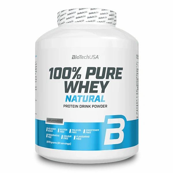 Weißes BiotechUSA 100% Pure Whey Protein-Pulver. Blaue und weiße Etiketten mit Produktinformationen. Deckel mit BiotechUSA-Logo.