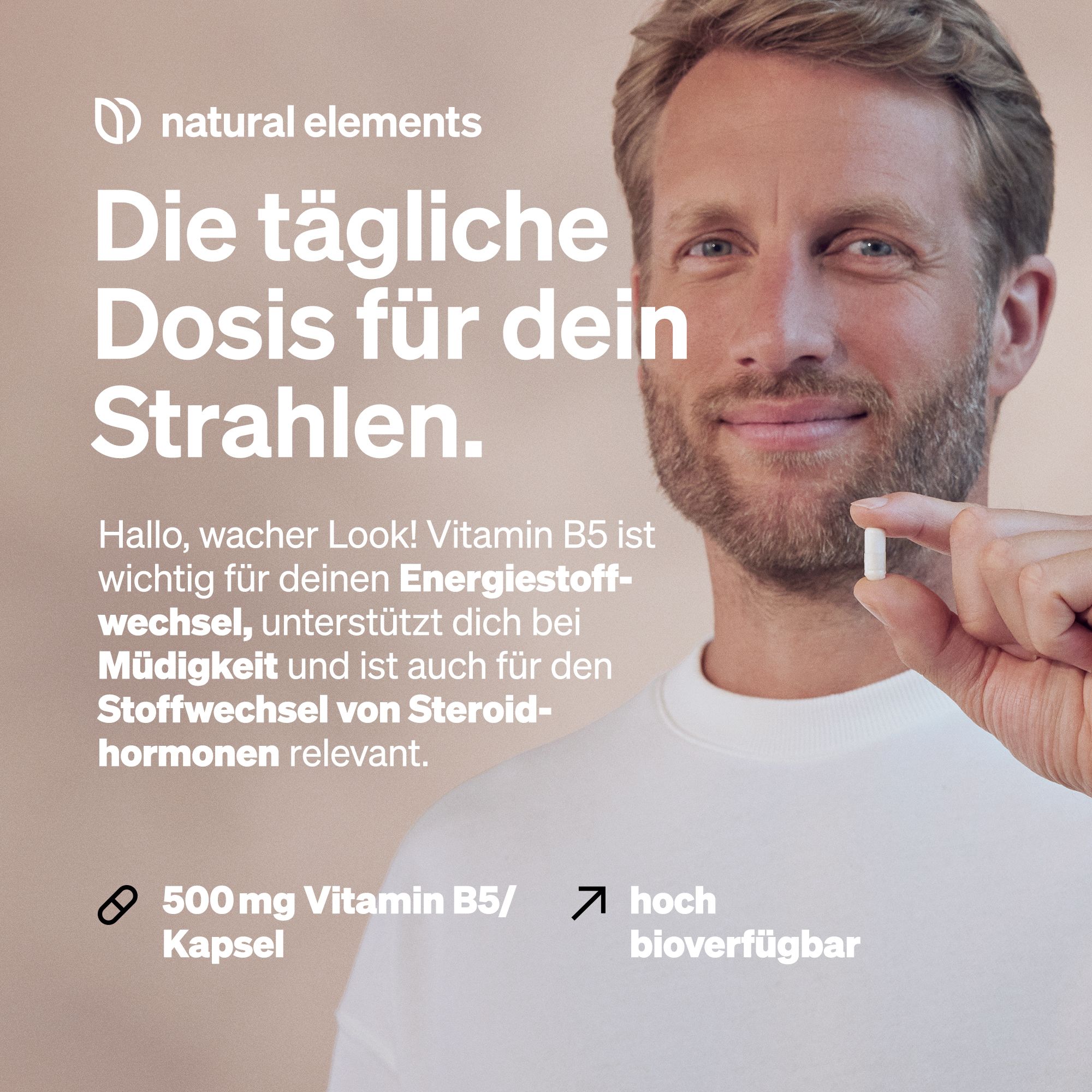Mann hält Kapsel. Text: Die tägliche Dosis für dein Strahlen. 500 mg Vitamin B5 Kapsel, hoch verfügbar.