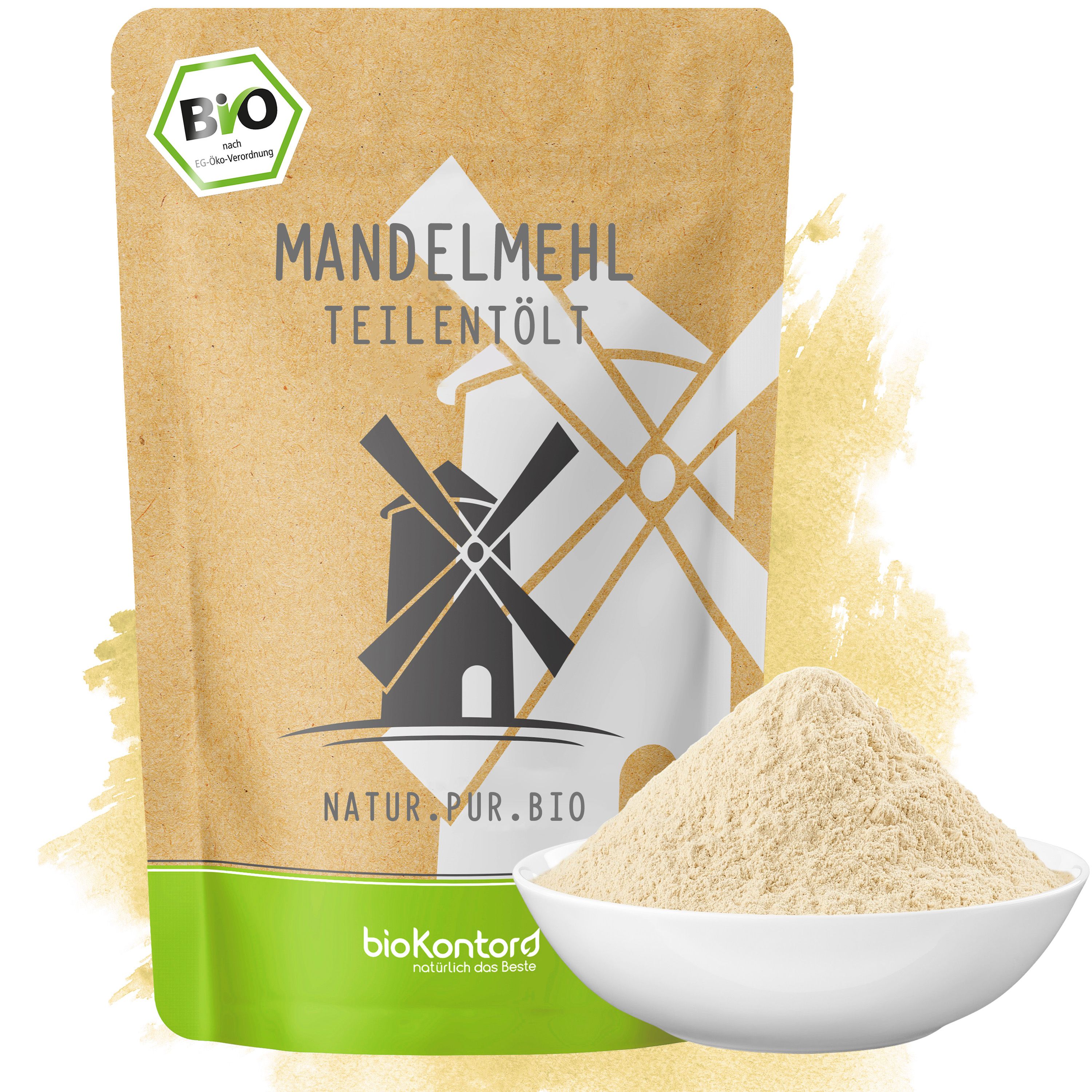 Bio Mandelmehl Teilentölt in brauner Papiertüte mit Windmühlen-Aufdruck und einer Schale Mandelmehl daneben.