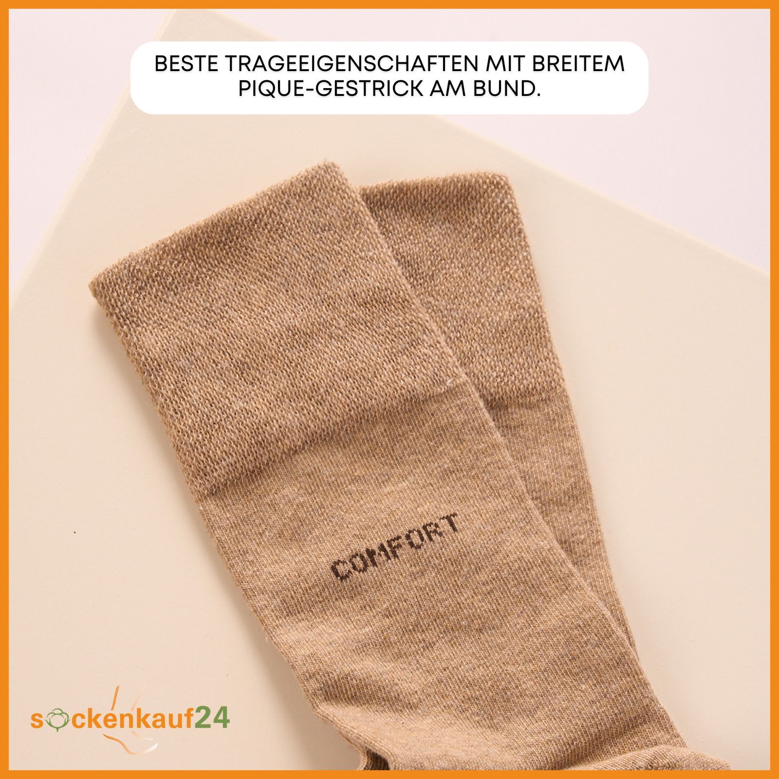 Zwei beige Socken. Aufschrift 'COMFORT'. Text: 'Beste Trageeigenschaften mit breitem Pique-Gestrick am Bund'.