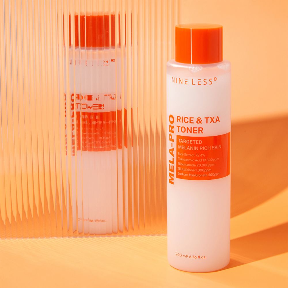 NINE LESS Mela-Pro Rice & TXA Toner Flasche. Weißes Gefäß mit orangefarbenem Deckel. Auf orangefarbenem Hintergrund.