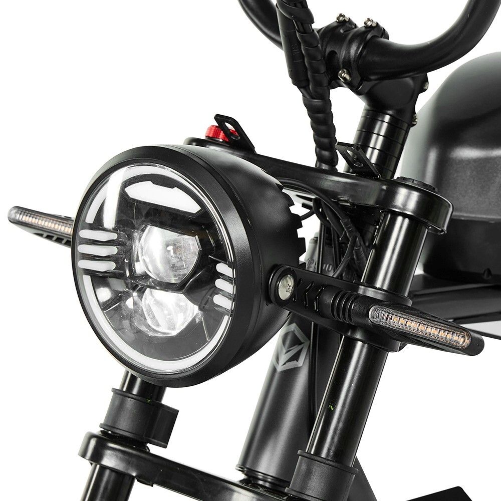 Nahaufnahme des Scheinwerfers. Rundes LED-Licht, Blinker. Schwarze Halterung. Details des Vorderrads.