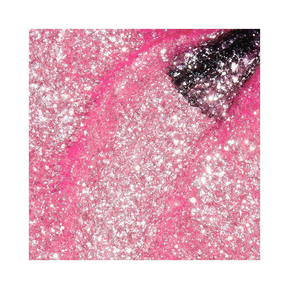 Rosa Nagellack mit Glitzer. Der Pinsel ist teilweise sichtbar.