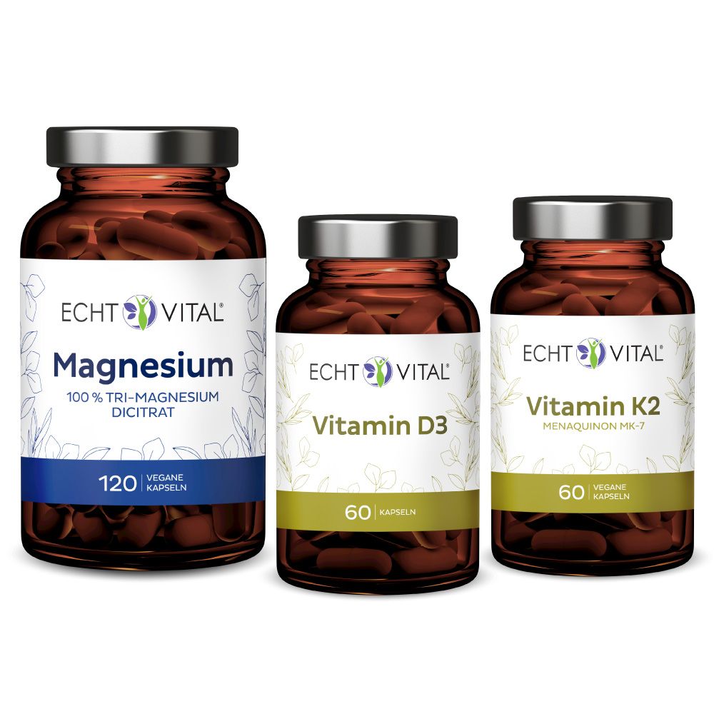 Drei braune Glasflaschen mit silbernen Deckeln. Beschriftung: Echt Vital, Magnesium, Vitamin D3, Vitamin K2. Kapseln.