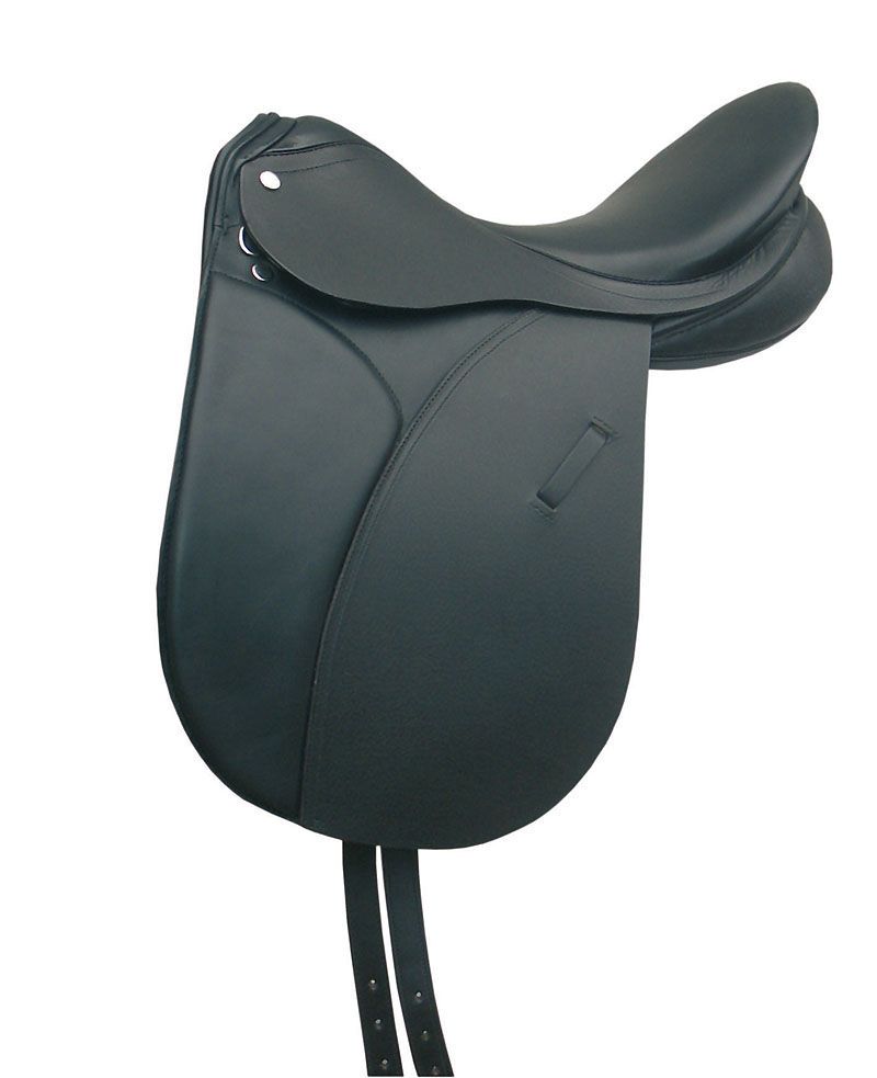 Schwarzer Dressursattel. Leder, mit Steigbügelriemen. Seitliche Ansicht.
