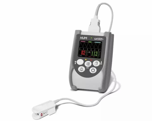 HuM OxySat 801+ Puloximeter mit digitalem Display, Bedientasten und Fingerclip-Sensor.