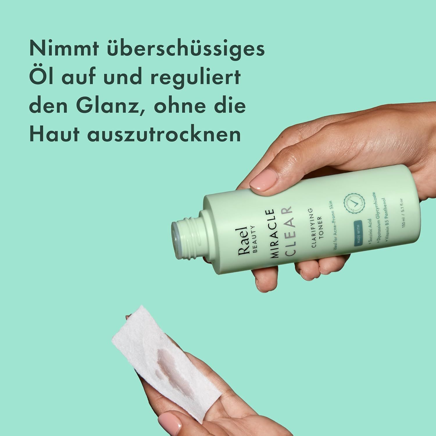 Hände halten eine grüne Flasche und ein Wattepad. Flasche: Rael Beauty, Miracle Clear Clarifying Toner. Wattepad mit Flüssigkeit.