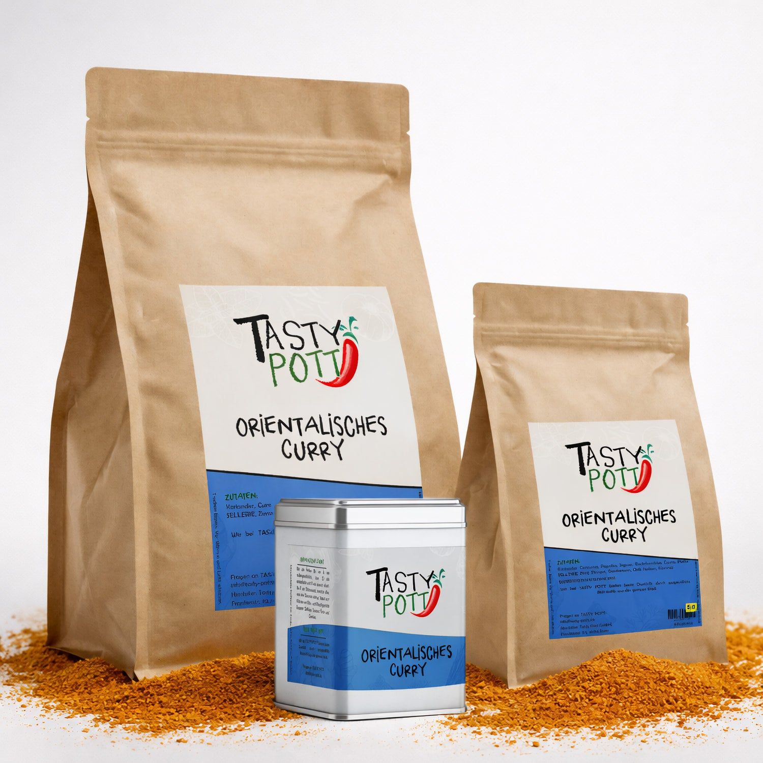 Drei Packungen "Tasty Pott Orientalisch Curry": zwei braune Beutel und eine weiße Metalldose, umgeben von Currypulver.