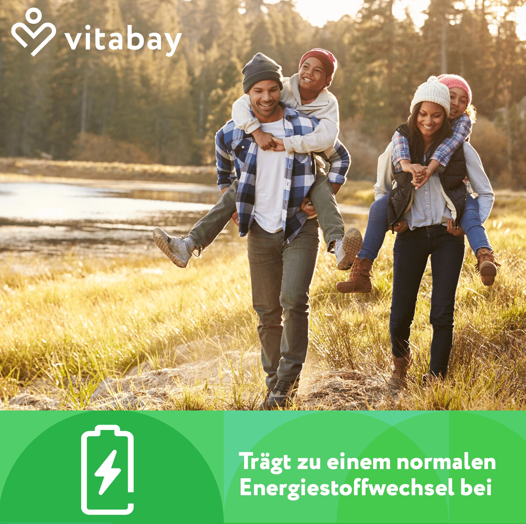 Familie im Freien. Logo von Vitabay. Text: Trägt zu einem normalen Energiestoffwechsel bei.