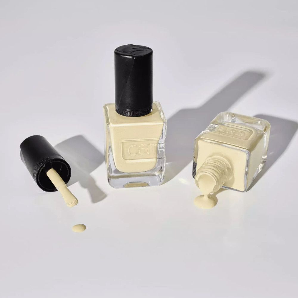 Drei Flaschen Catrice Gel-Nagellack Affair. Eine auf dem Kopf, eine mit Pinsel, eine aufrecht. Marke Catrice sichtbar.