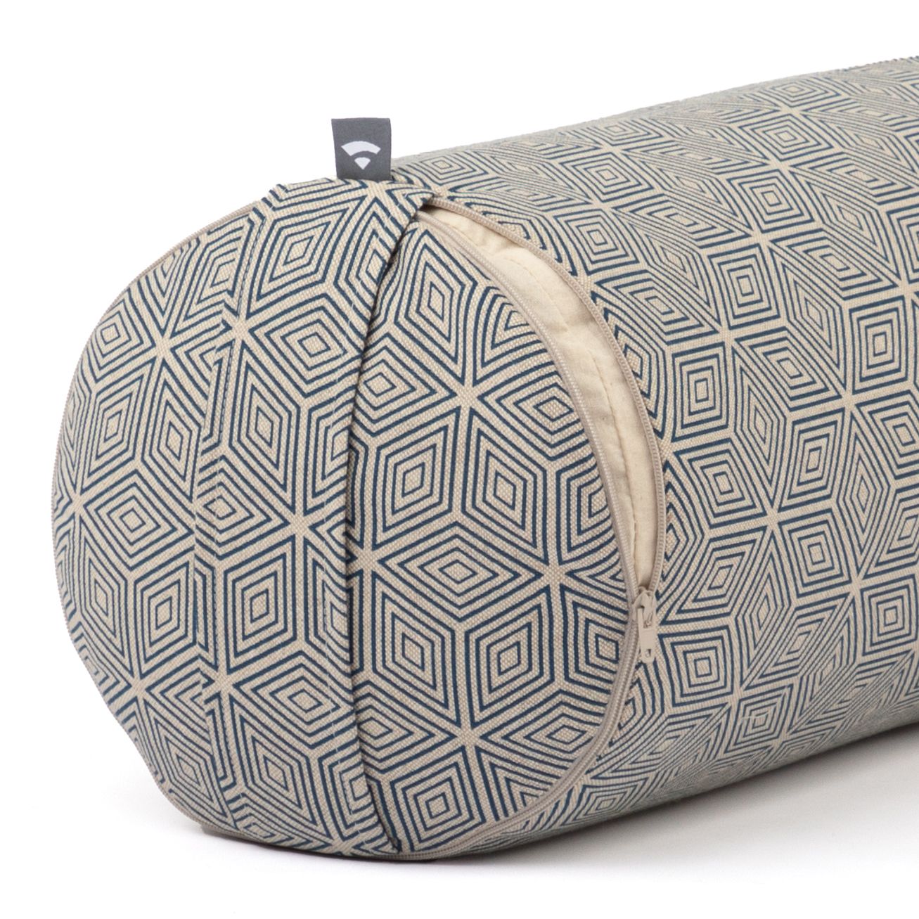 Zylinderförmiges Yoga-Bolster mit geometrischem Muster. Beige und dunkelblaue Farben. Reißverschluss an der Seite.