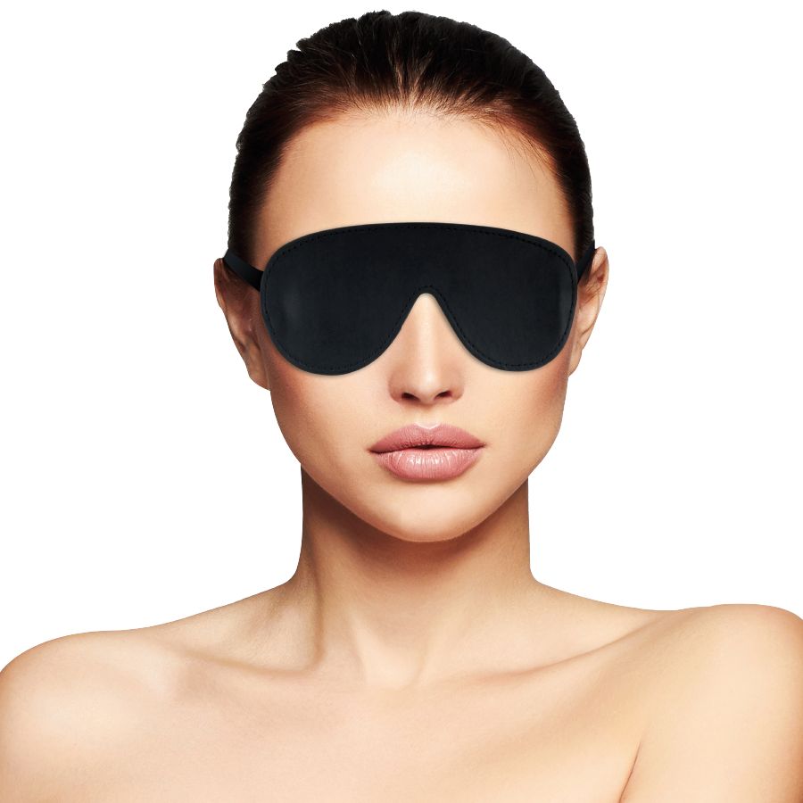 Schwarze Augenmaske auf Gesicht einer Frau. Maske bedeckt Augenpartie.