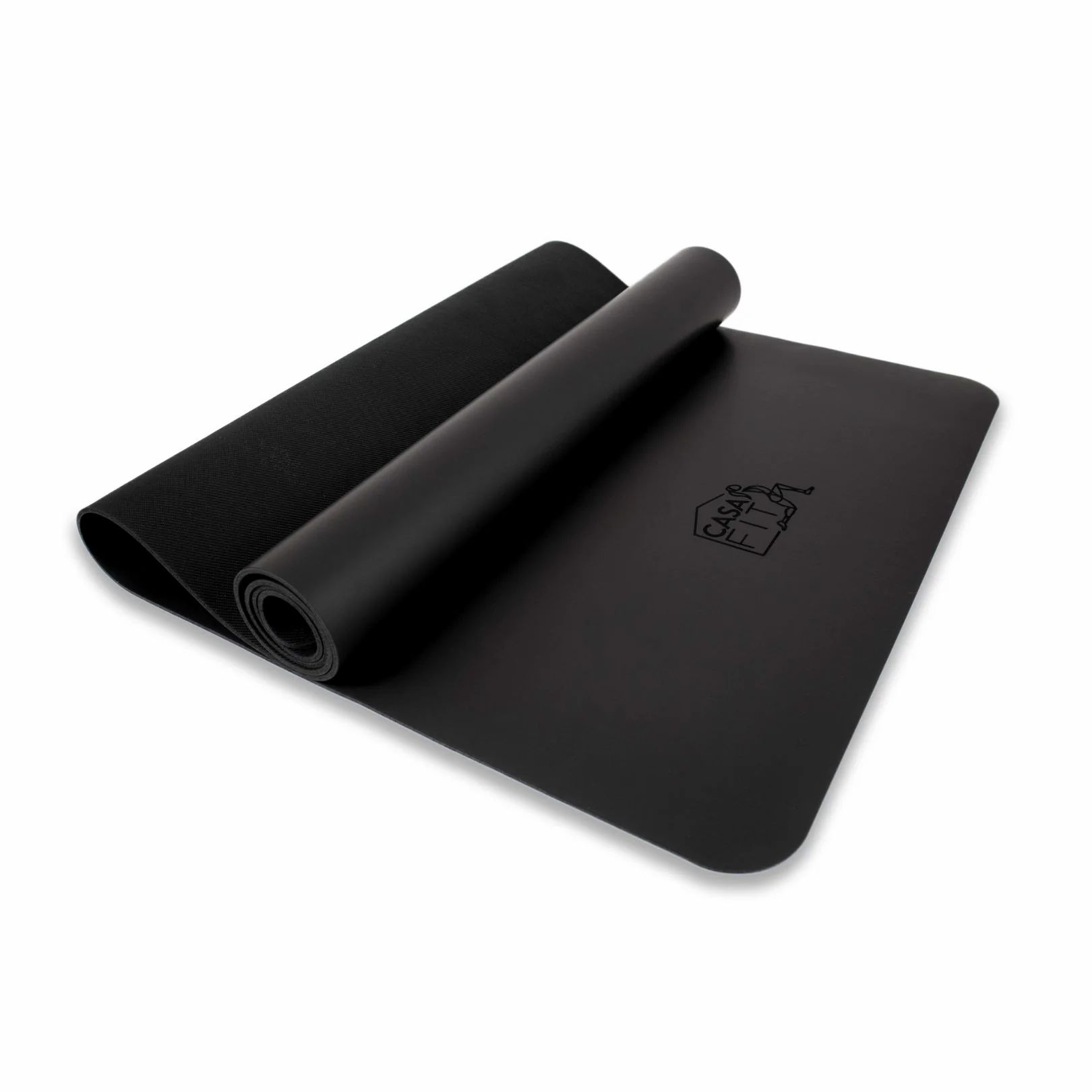 Schwarze Yogamatte, teilweise gerollt. Logo auf der Matte.