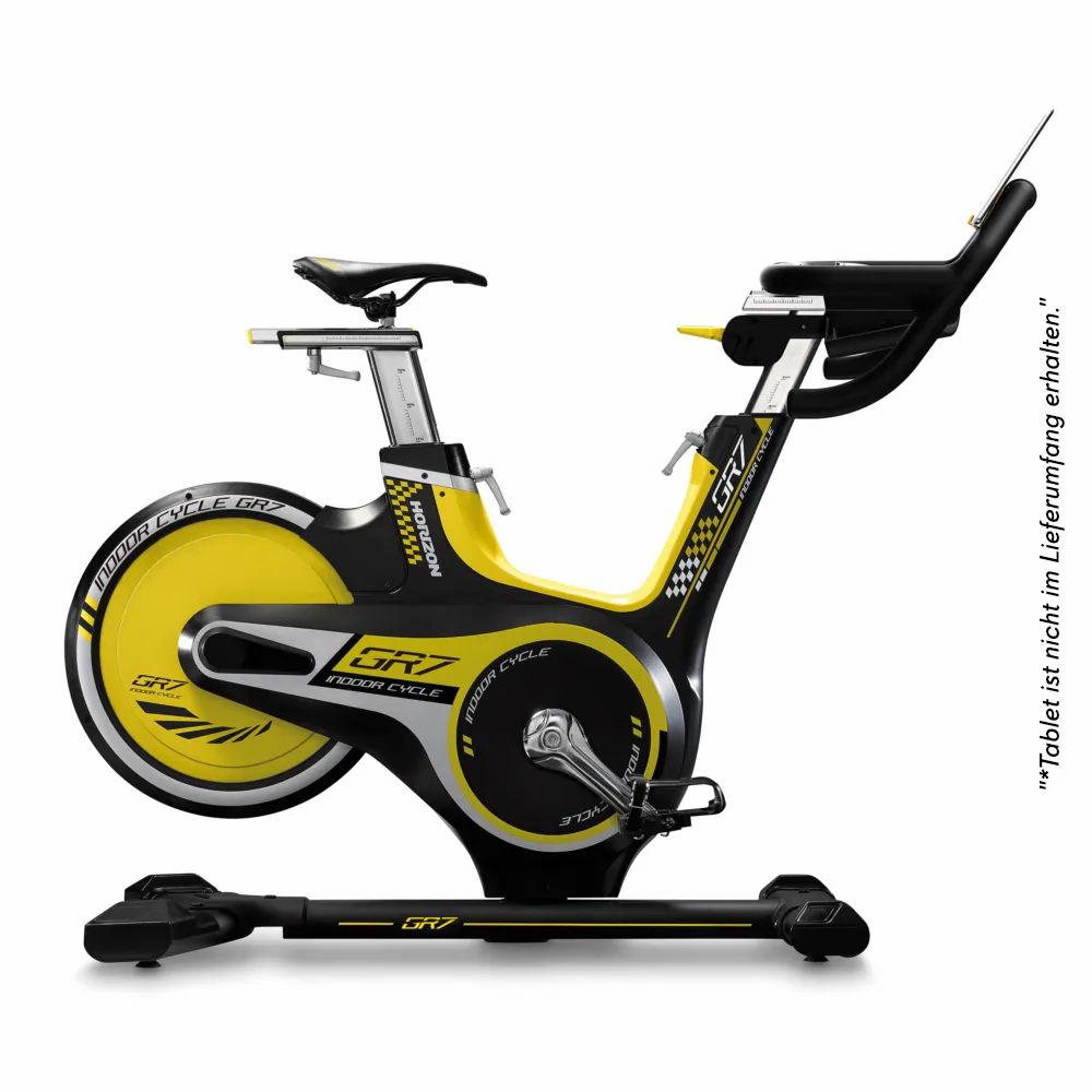 Indoor Cycle mit gelben und schwarzen Elementen. Sichtbar sind Sattel, Lenker, Pedale und Schwungrad. Aufschrift: GR7.