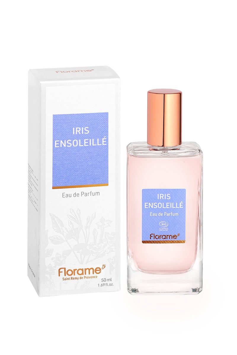 Eine Flasche Eau de Parfum und eine Schachtel. Auf der Flasche und der Schachtel steht "IRIS ENSOLEILLÉ Eau de Parfum".