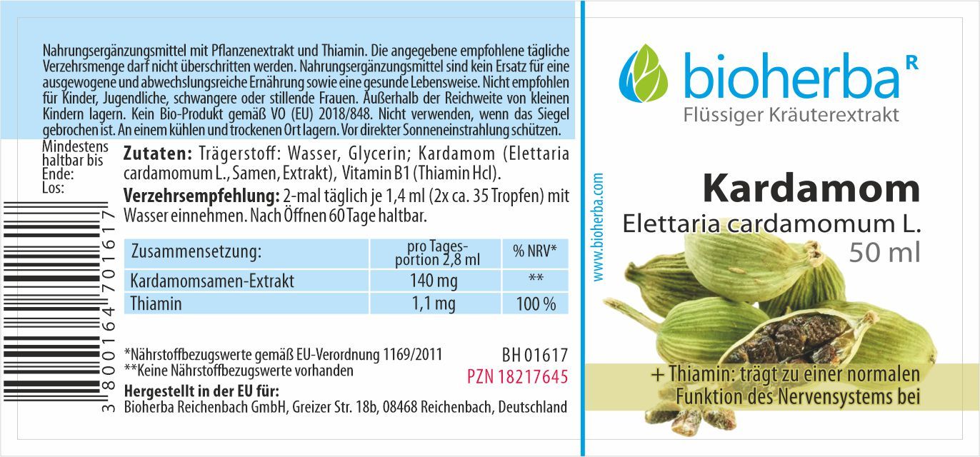 Etikett mit Produktinformationen und Inhaltsstoffen. Aufschrift Kardamom, Kräuterextrakt, 50 ml. Abbildung von Kardamom-Kapseln.