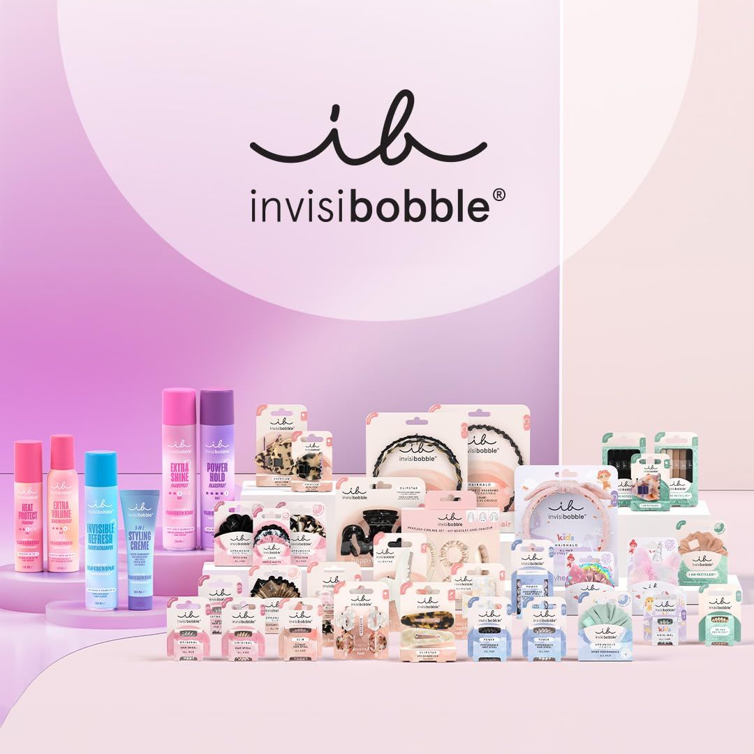 Produktpalette von invisibobble. Verschiedene Haargummis, Haarbürsten, Haarsprays und andere Produkte. Verschiedene Farben und Designs.