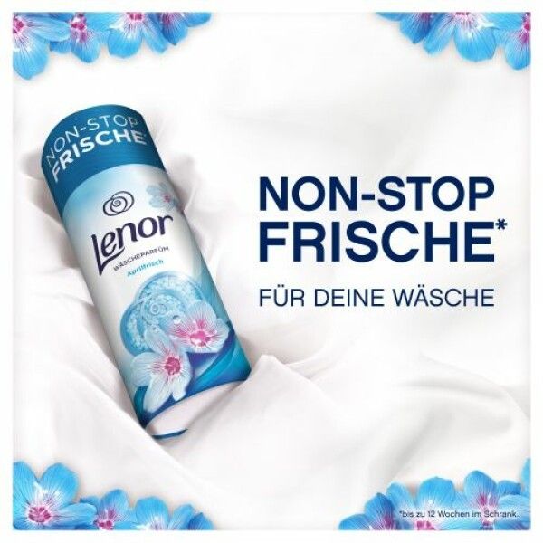 Lenor Waschparfüm-Verpackung auf weißem Stoff. Blau-weißes Design mit Blüten. Text: "Non-Stop Frische" und "Für deine Wäsche".