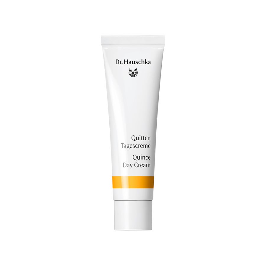 Weiße Tube mit gelbem Streifen. Beschriftung: Dr. Hauschka, Quitten Tagescreme, Quince Day Cream.