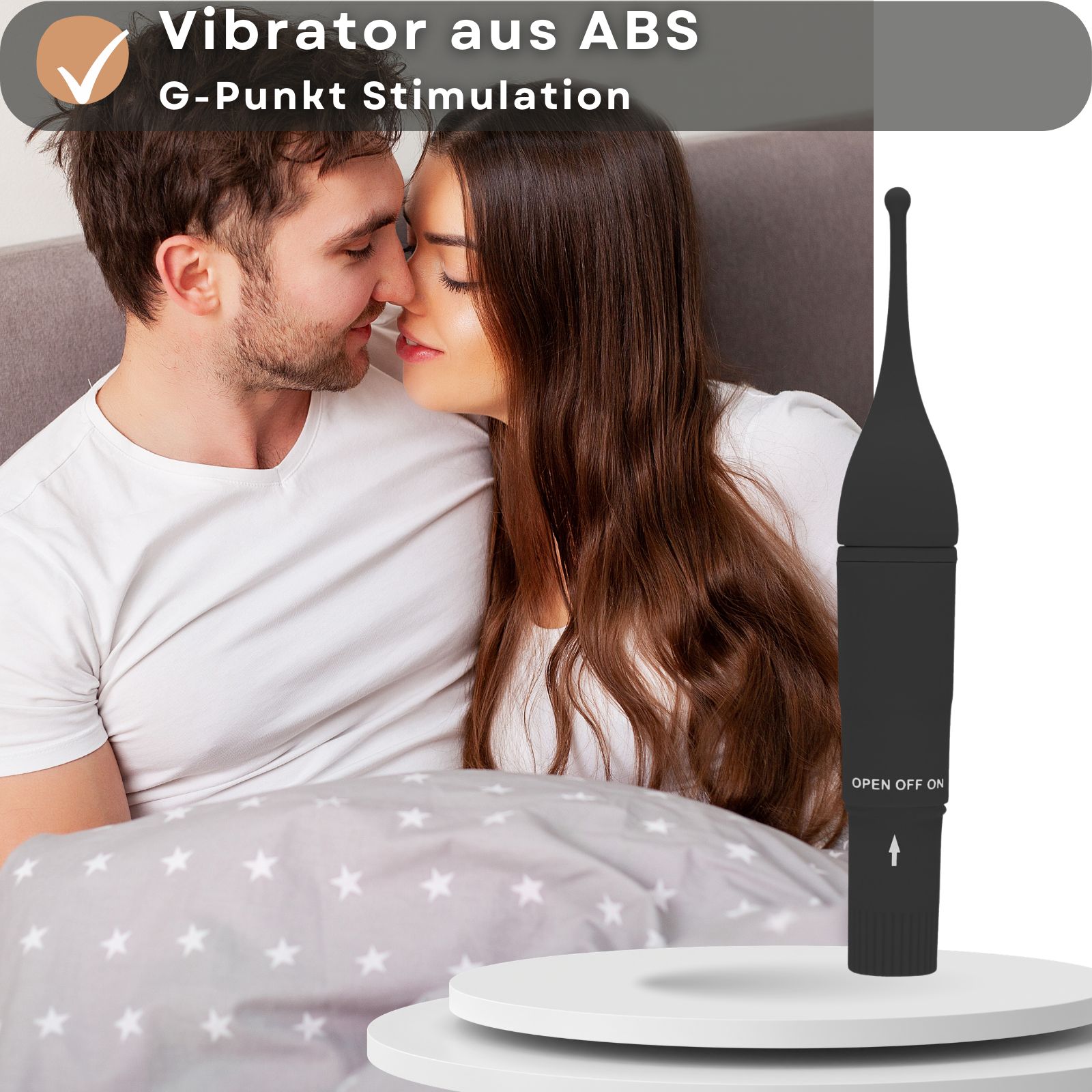 Wellness-Produkt neben Text: Vibrator aus ABS, G-Punkt Stimulation. Paar im Bett. Produkt auf Podest.