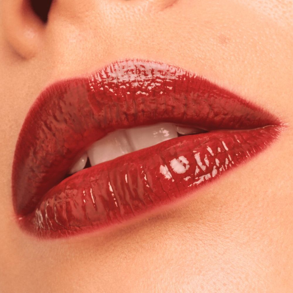 Nahaufnahme von Lippen mit tiefrotem Lip Tint. Glänzendes Finish.