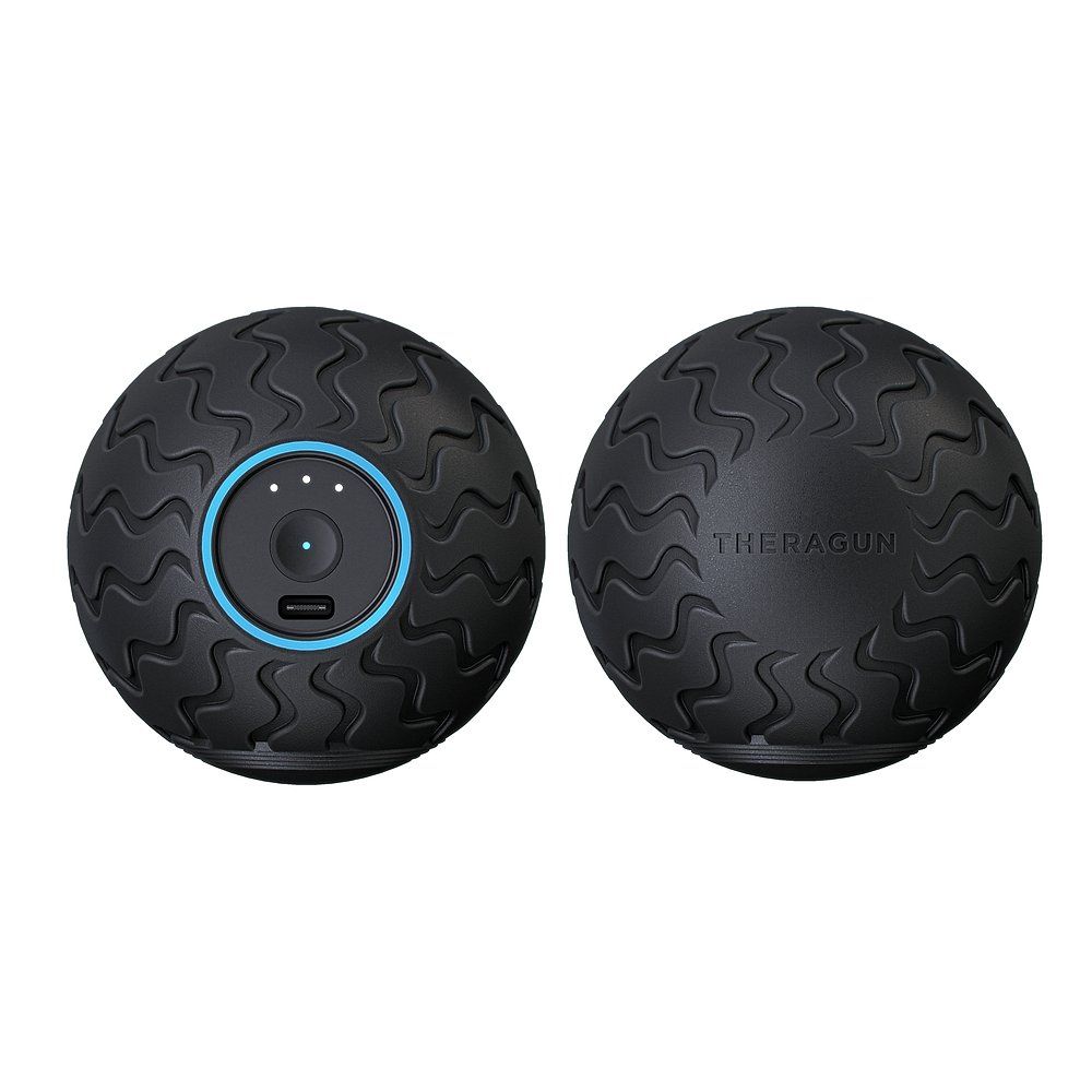 Schwarzer Massageball mit Wellenmuster. Auf einer Seite: Theragun-Logo. Auf der anderen Seite: Bedienfeld mit Ladeanschluss und Tasten.