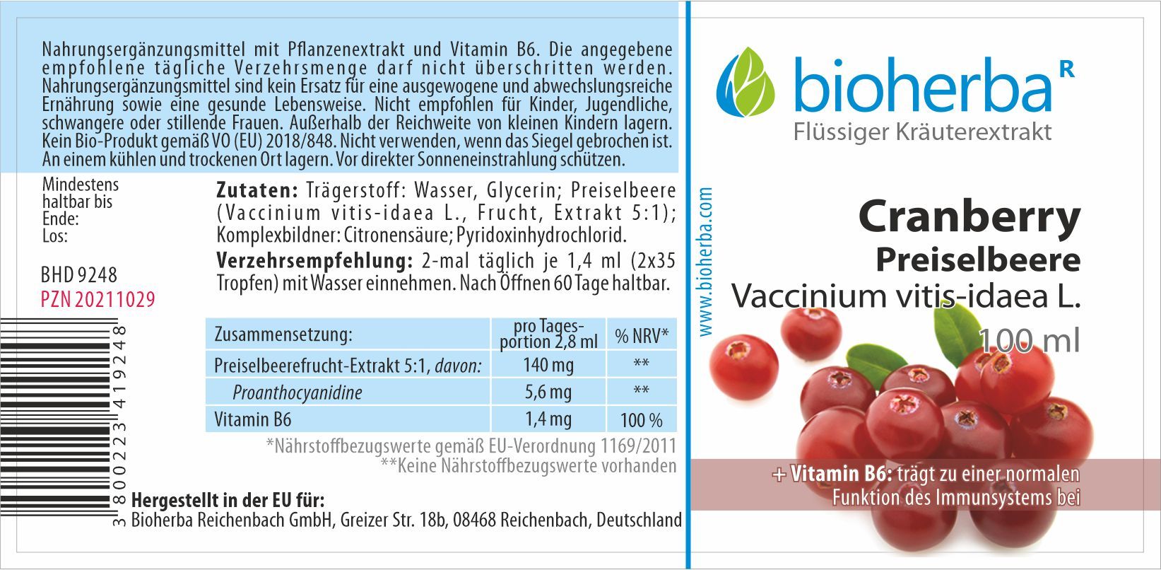 Braune Glasflasche mit schwarzem Deckel. Etikett mit Produktname, Cranberry-Abbildung und Herstellerlogo. Text: Cranberry Preiselbeere.