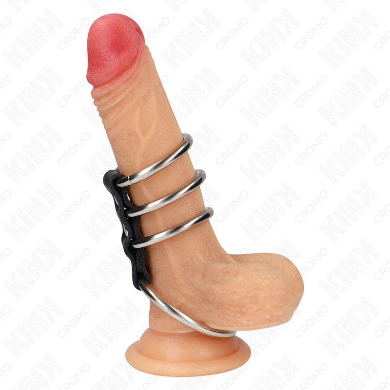 Penisring aus Metall mit schwarzem Lederband, an einem Dildo angebracht. Drei Ringe, unterschiedliche Größen.