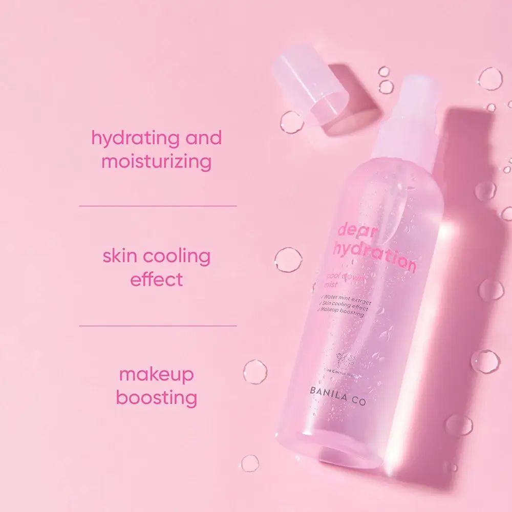 Klare Flüssigkeit in durchsichtiger Sprühflasche mit rosa Aufdruck "deep hydration".