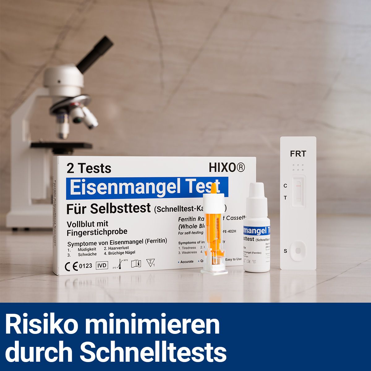 Produkt-Set mit Testkassette, Stechhilfe und Fläschchen. Aufschrift: HIXO Eisenmangel Test. Im Hintergrund: Mikroskop.
