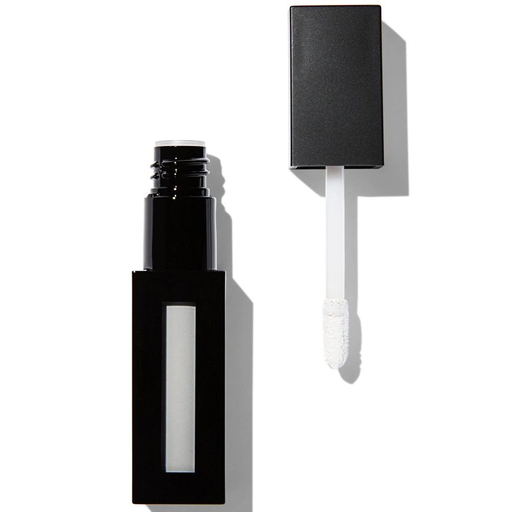 Schwarze, rechteckige Lipgloss-Verpackung mit weißem Applikator. Deckel daneben. Weißer Inhalt sichtbar.