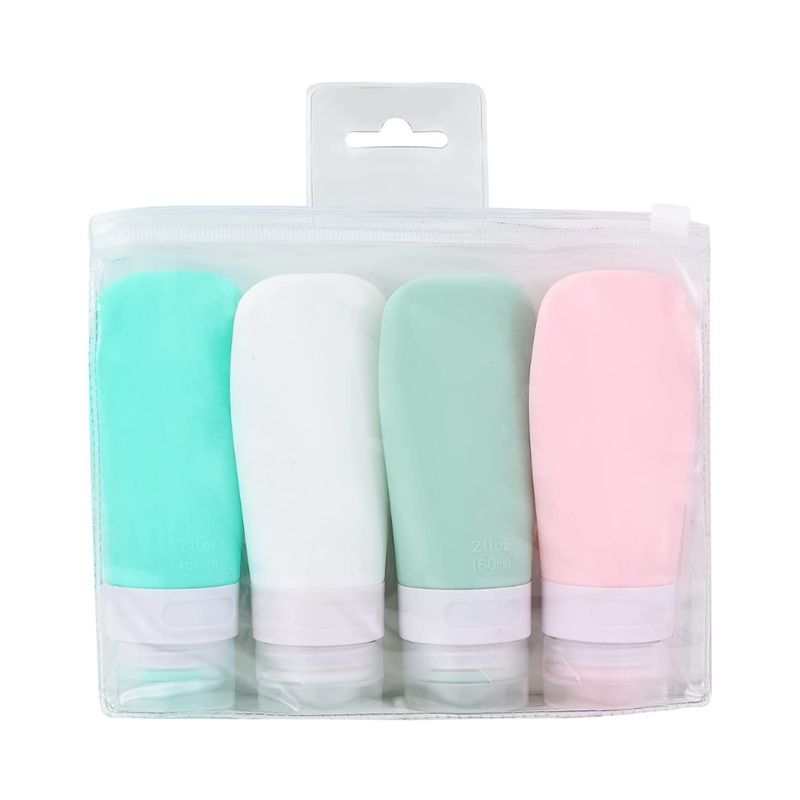 Vier farbige Reiseflaschen in einer transparenten Tasche. Farben: Türkis, Weiß, Grün und Rosa. Mit weißem Deckel.