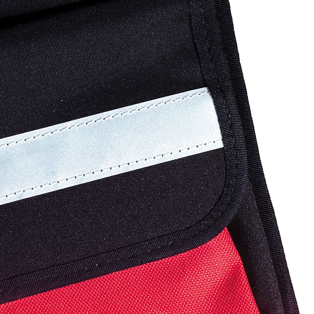Nahaufnahme einer schwarzen Tasche mit rotem Akzent. Reflektierender Streifen. Schwarzes Material, rote Unterseite.