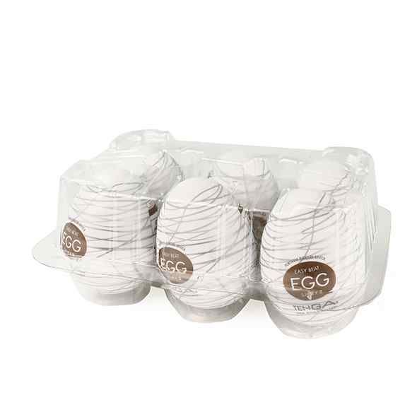 Verpackung mit sechs weißen Eiern. Jedes Ei hat silberne Linien und einen braunen Aufkleber.