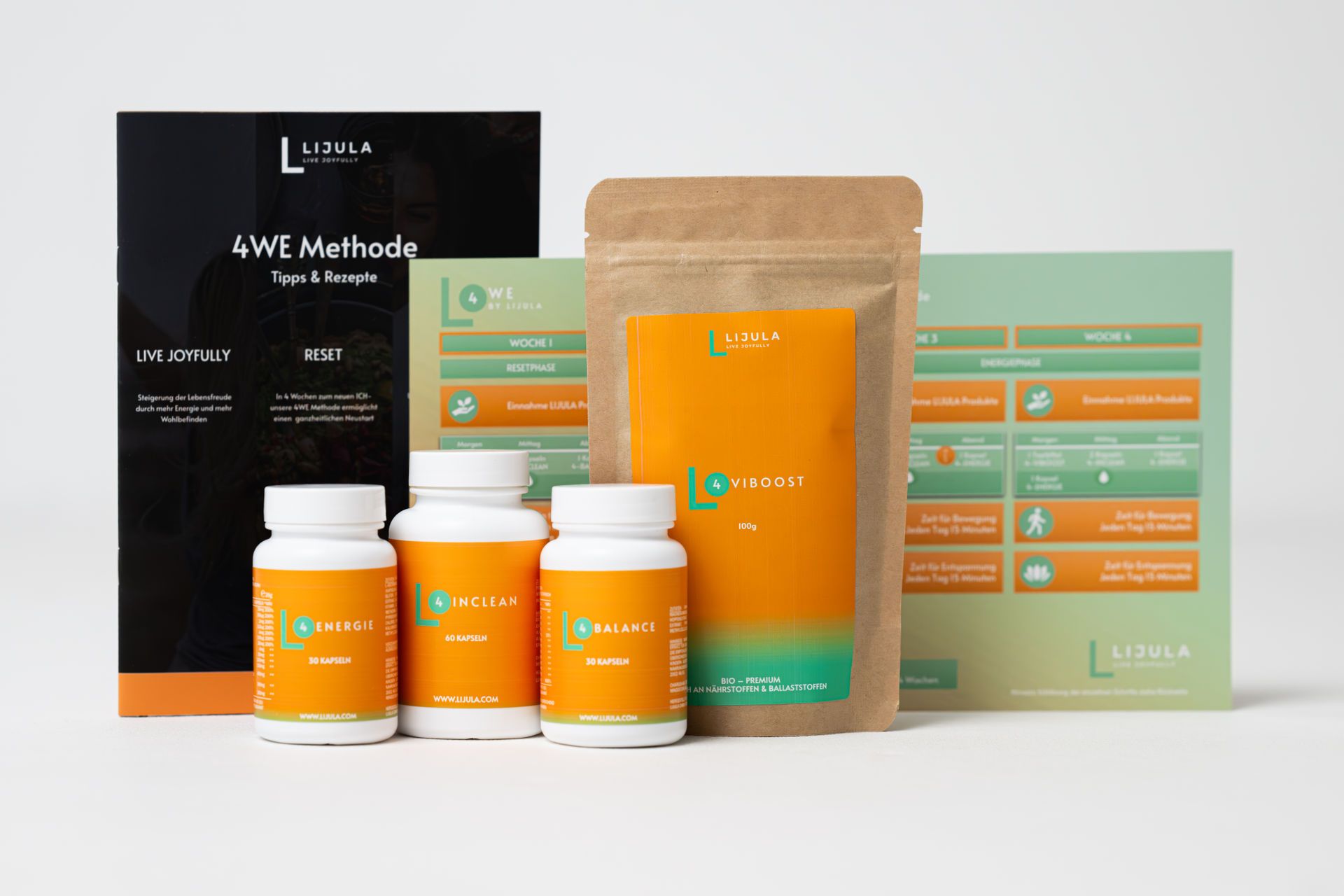 Drei Flaschen, eine Tüte und zwei Broschüren. Auf den Produkten ist das Logo von LIJULA zu sehen.