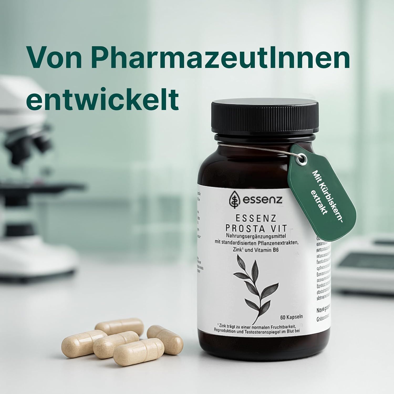 Flasche mit Kapseln, grüne Anhänger. Text: Von Pharmazeutinnen entwickelt. ESSENZ PROSTA VIT. 60 Kapseln. Mit Kürbiskernextrakt.