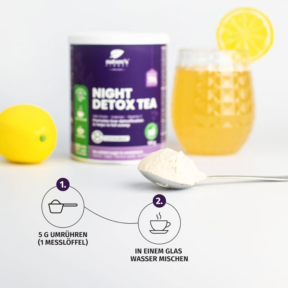 Dose Night Detox Tea, Löffel, Glas Tee, Zitrone. Zubereitung: 5g in Wasser mischen. Auf weißem Hintergrund.