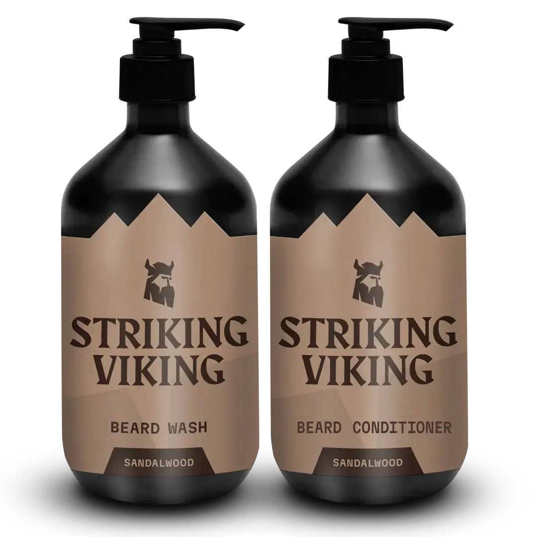 Zwei schwarze Flaschen mit Pumpverschluss. Auf braunen Etiketten steht "Striking Viking", "Beard Wash" und "Beard Conditioner", "Sandelholz".