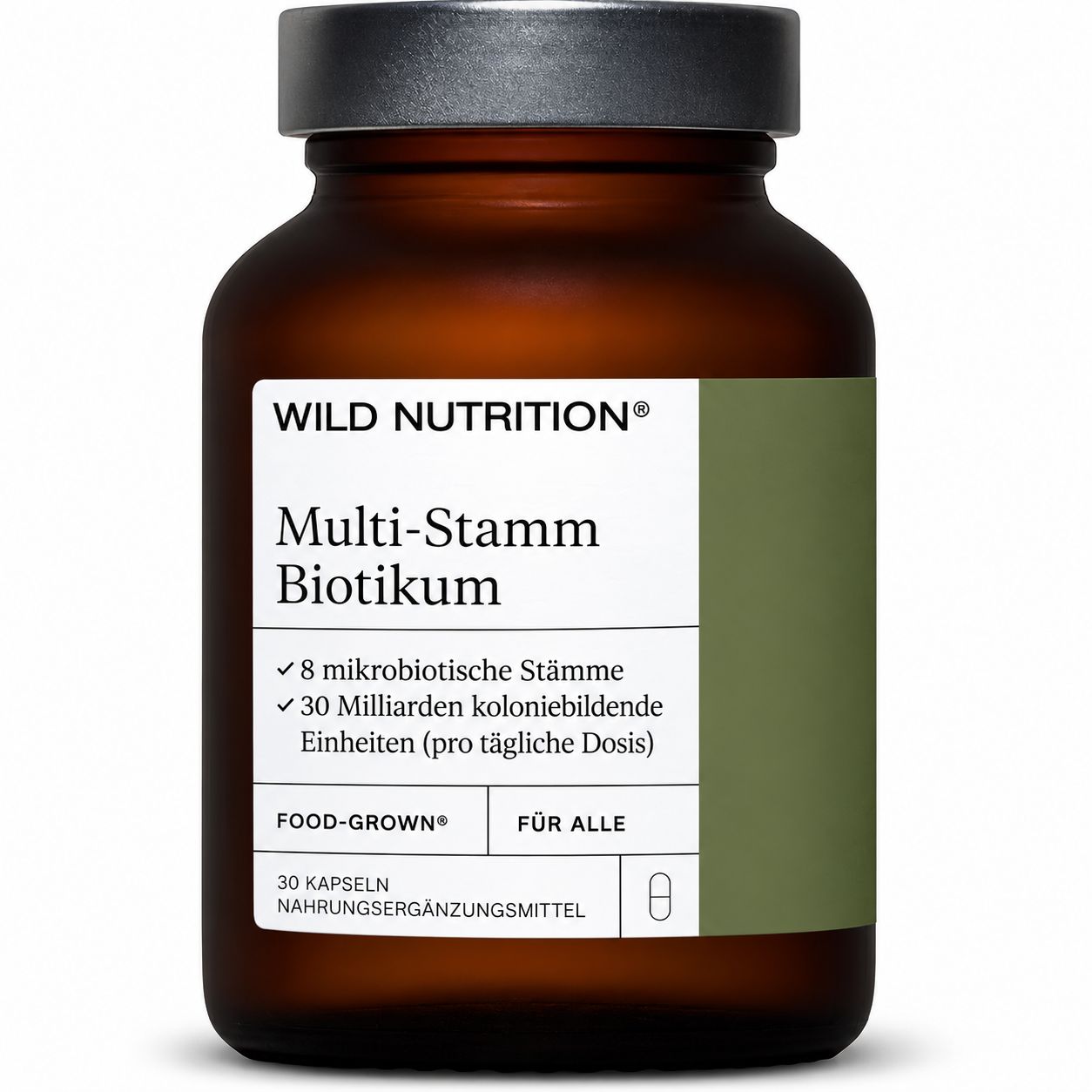 Frau hält eine braune Glasflasche mit 'Multi-Stamm Biotikum' Etikett am Strand.