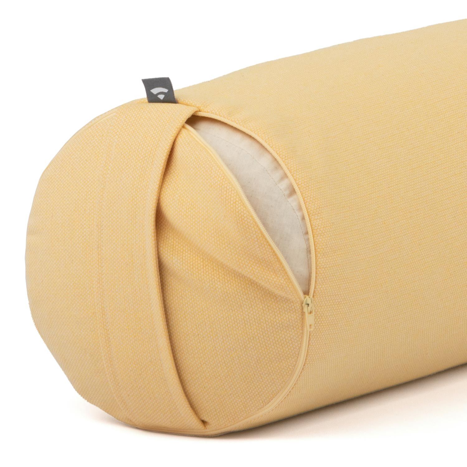 Gelbes Yoga-Bolster. Reißverschluss an der Seite. Dobby-Gewebe. Innenfüllung sichtbar. Auf weißem Hintergrund.