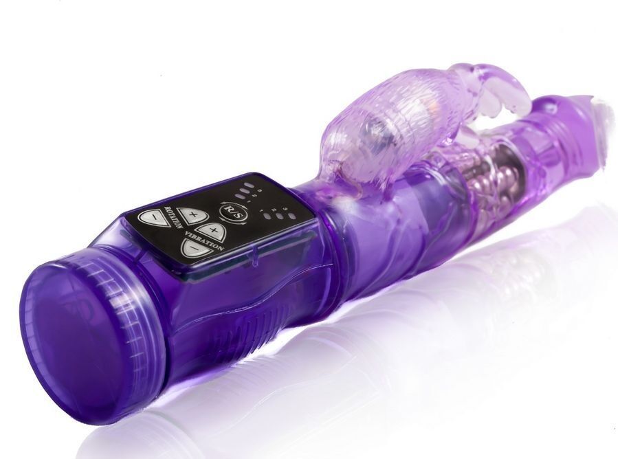 Lila Vibrator mit Bedienfeld und Kaninchenohren-Aufsatz. Transparenter Schaft. Knöpfe mit Symbolen. Auf weißem Hintergrund.