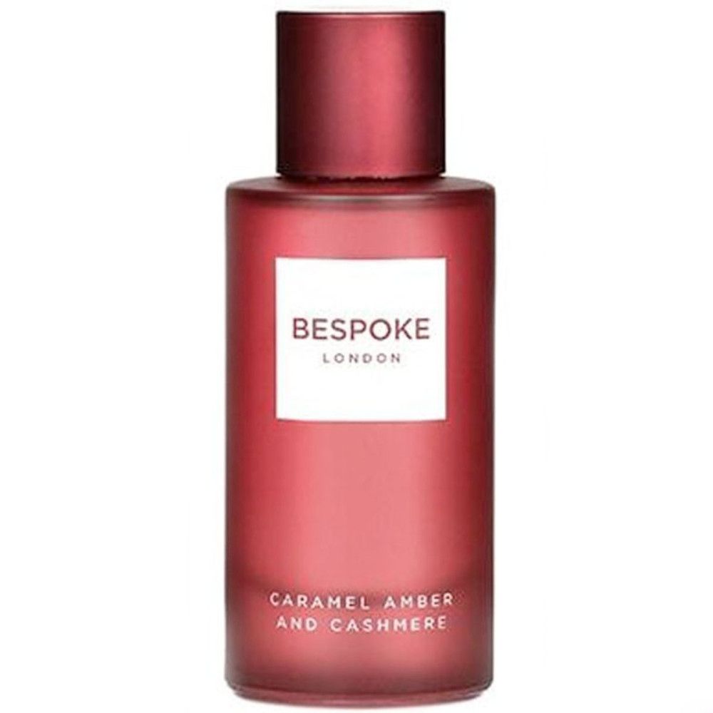 Rote Parfumflasche. Aufschrift: Bespoke London, Karamell Amber & Kaschmir.
