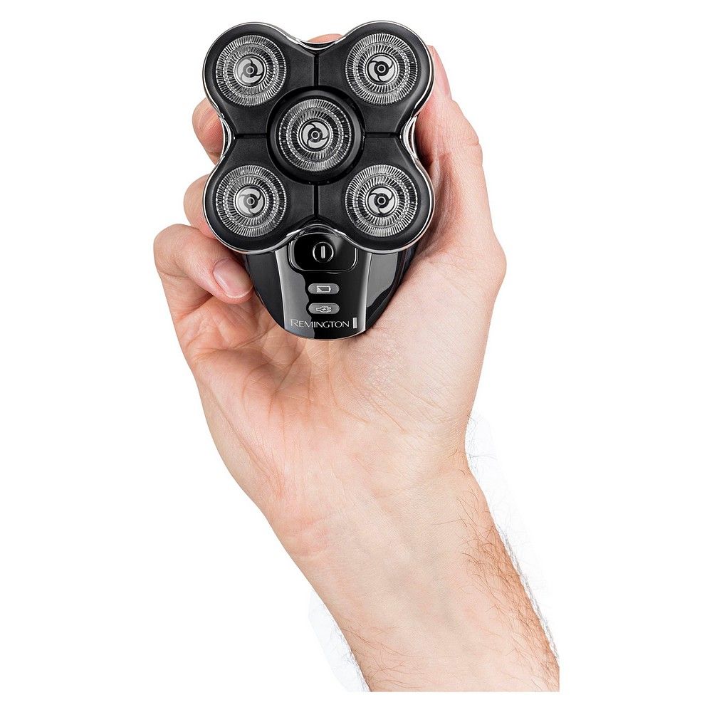 Hand hält schwarzen Remington XR 1500 Rasierer mit fünf rotierenden Scherköpfen vor weißem Hintergrund.