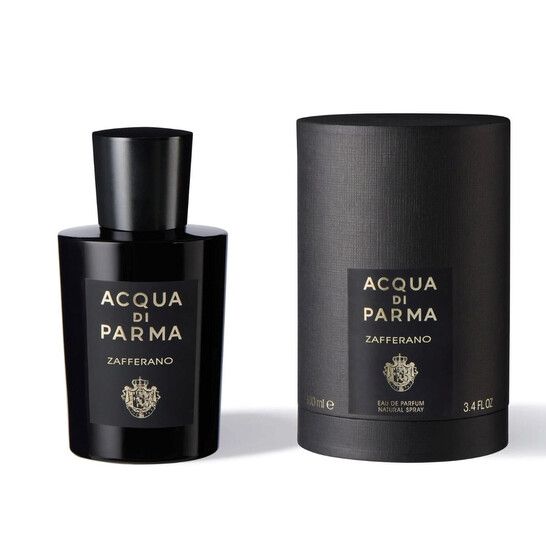 Schwarzer Flakon und Verpackung. Aufschrift: ACQUA DI PARMA Zafferano. Verpackung zylindrisch. Flakon rechteckig.