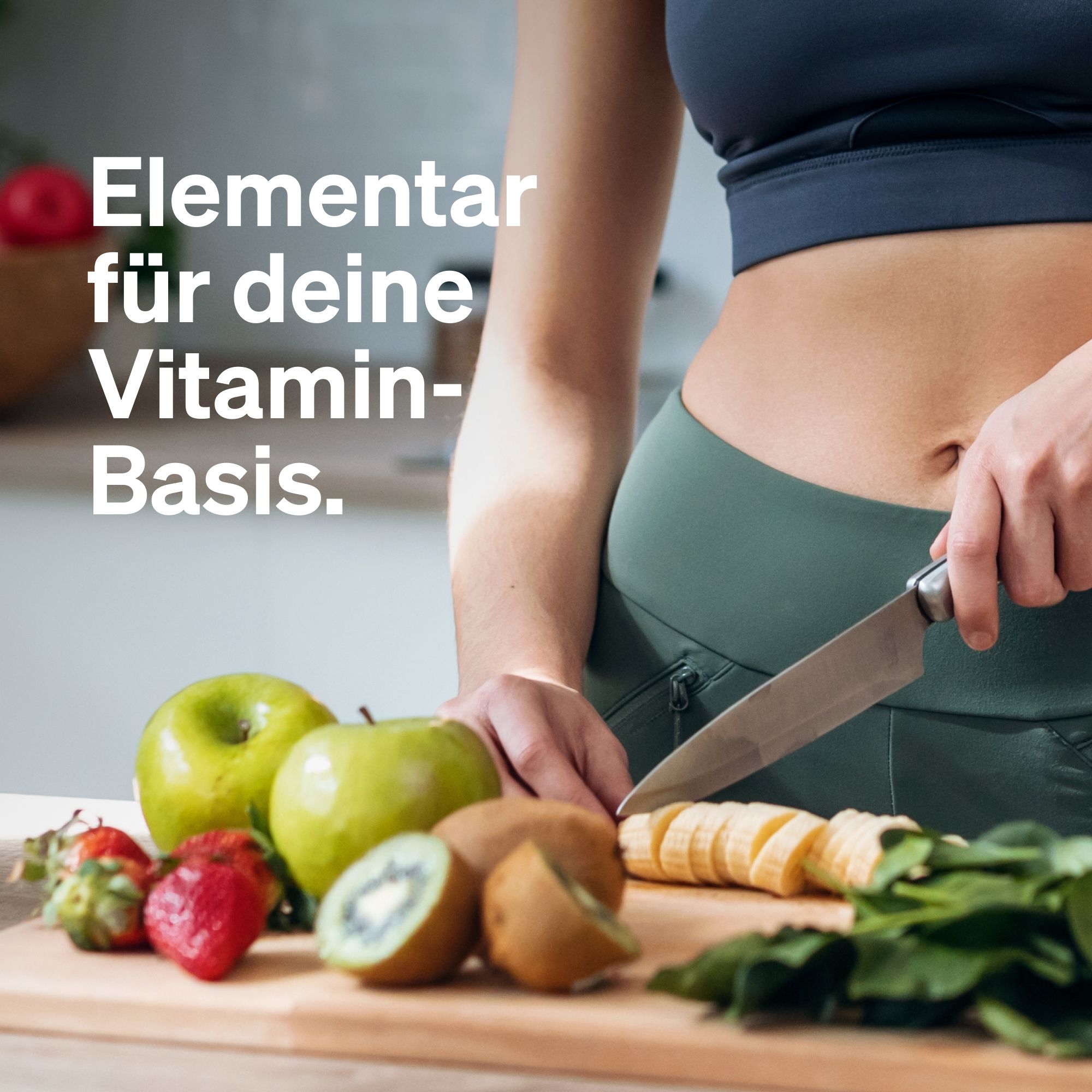 Person schneidet Obst und Gemüse auf einem Holzbrett. Äpfel, Kiwi, Banane, Erdbeeren und Spinat sind sichtbar.