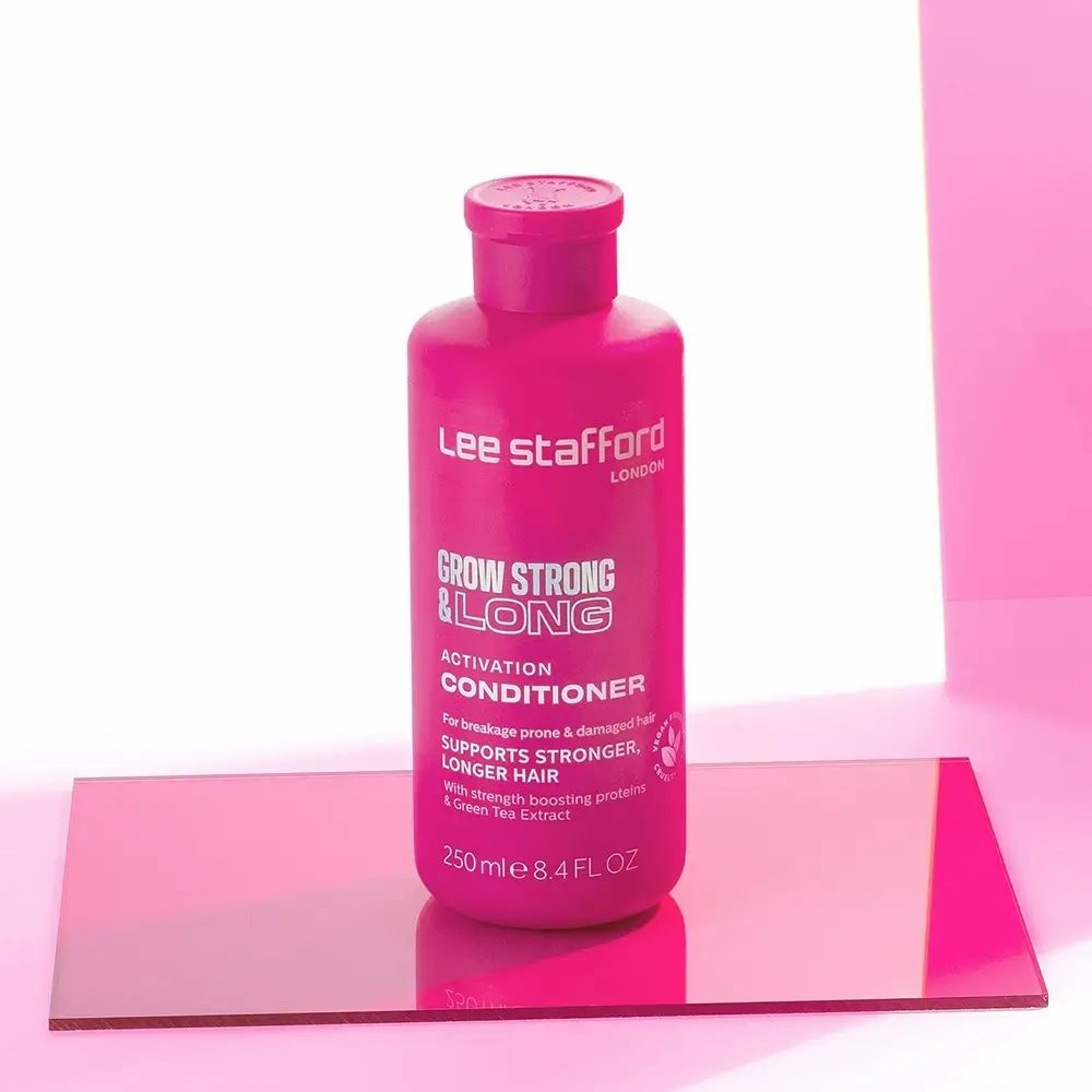 Rosa Flasche, Conditioner, auf einer rosa Oberfläche. Text: Grow Strong & Long, Lee Stafford. 250 ml 8.4 FL OZ.