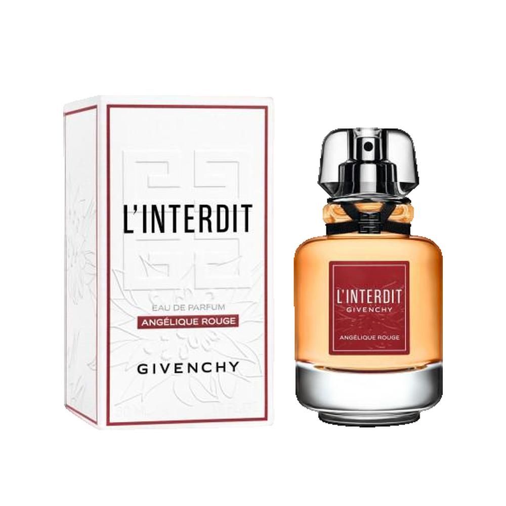 Parfümflakon neben weißer Schachtel. Aufschrift: L'Interdit, Givenchy, Angelique Rouge. Flakon mit rotem Etikett, silbernem Verschluss.