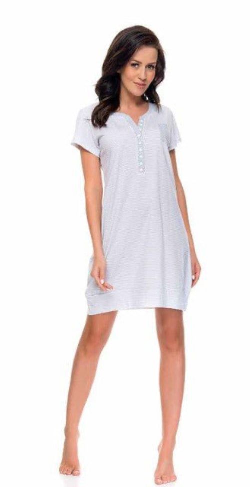 Hellblaues Nachthemd mit Knöpfen. Kurze Ärmel, V-Ausschnitt.